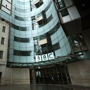 BBC: Παραιτήθηκαν γενικός διευθυντής και CEO μετά τις επικρίσεις για το μοντάζ σε ομιλία του Τραμπ 