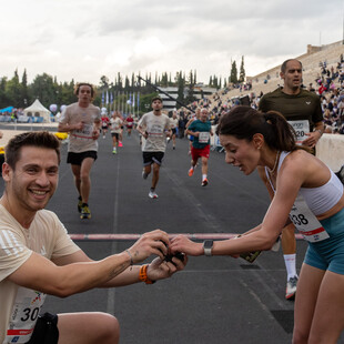42ος Αυθεντικός Μαραθώνιος Αθηνών: Η στιγμή που δρομέας κάνει πρόταση γάμου στη σύντροφό του