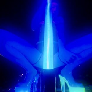 Χορεύοντας Pole Dancing πάνω σε κινούμενα φορτηγά