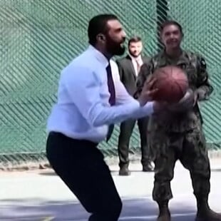 Ο αλ-Σαράα παίζει μπάσκετ με Αμερικανούς αξιωματούχους ενόψει της συνάντησης με τον Τραμπ