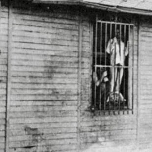 Δαφνί: «To βασίλειο της αναποδογυρισμένης λογικής»