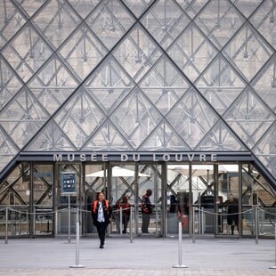 ΛΟΥΒΡΟ ΛΗΣΤΕΙΑ