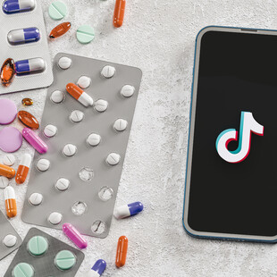 Επικίνδυνη «μόδα» στο Tik Tok με εφήβους να καταναλώνουν φάρμακα