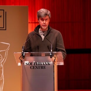 Βραβείο Booker 2025: Νικητής ο Ουγγροβρετανός David Szalay για το «σκοτεινό μυθιστόρημα» Flesh