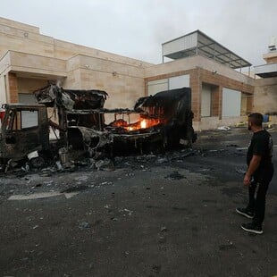 Ισραηλινοί έποικοι πυρπόλησαν σπίτια και φορτηγά στη Δυτική Όχθη — Τέσσερις τραυματίες