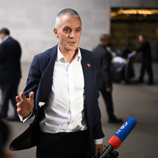 «Η ελευθερία του Τύπου δέχεται πίεση»: Ο Τιμ Ντέιβι προειδοποιεί, ενώ ο Τραμπ απειλεί το BBC με αγωγή 1 δισ. δολαρίων