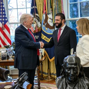 Ο Τραμπ ψέκασε άρωμα στον Αλ Σαράα και τον ρώτησε «πόσες γυναίκες έχει;» 