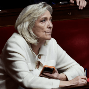 Μαρίν Λεπέν: Δεν θα είναι υποψήφια για την προεδρία αν παραμείνει η απαγόρευση συμμετοχής της στις εκλογές