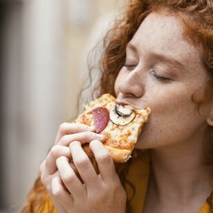 Καρκίνος του εντέρου σε νεότερες ηλικίες: Nέα μελέτη εξετάζει τον ρόλο της διατροφής