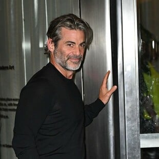 Τζιμ Κέρτις: Ποιος είναι ο υπνοθεραπευτής σύντροφος της Τζένιφερ Άνιστον