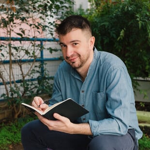 Βαγγέλης Μουλαράς: «Θέλω ο κόσμος να ξεχνιέται κι εγώ να είμαι πιο αληθινός από ποτέ»