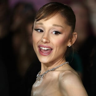 Αριάνα Γκράντε: Στη δικαιοσύνη ο άνδρας που όρμησε πάνω της στη Σιγκαπούρη