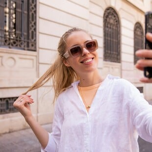 Οι γυναίκες κρύβουν τους συντρόφους τους στο διαδίκτυο και οι λόγοι είναι πολλοί