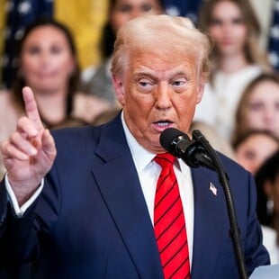 Ο Τραμπ «σχεδόν αποφάσισε» για τη Βενεζουέλα – Αεροπλανοφόρο και 15.000 Αμερικανοί στρατιώτες στην περιοχή