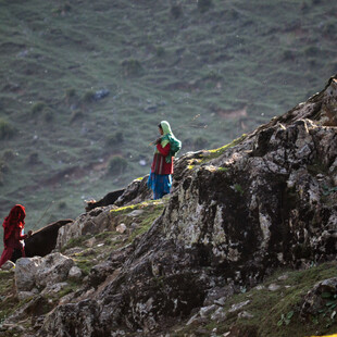 «Επιβιώνουμε από τύχη»: Οι γυναίκες που γεννούν μόνες στα βουνά του Κασμίρ