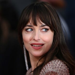 Ντακότα Τζόνσον σε Γιώργο Λάνθιμο: «Υπάρχουν και άλλες ηθοποιοί εκτός από την Έμα Στόουν»