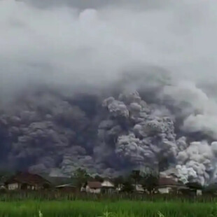 Ινδονησία: Εξερράγη το ηφαίστειο Σεμερού – Γιγαντιαίο νέφος στάχτης και εκκενώσεις κατοίκων