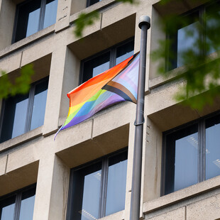 FBI: Απολύθηκε βετεράνος υπάλληλος γιατί είχε σημαία Pride στο γραφείο του - Προσφεύγει στη δικαιοσύνη