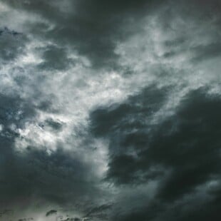 Καιρός - Ζιακοπούλου: Επιμένουν οι ισχυρές καταιγίδες - «Προσοχή στις μετακινήσεις»