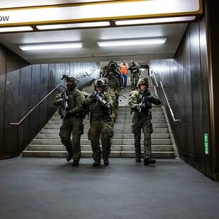 Ελεύθεροι σκοπευτές στο μετρό: Η Γερμανία κάνει ασκήσεις αστικού πολέμου στο Βερολίνο