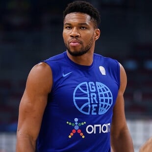 Αντετοκούνμπο για Στέφανο Τσιτσιπά: «Αφήστε το παιδί ήσυχο» 