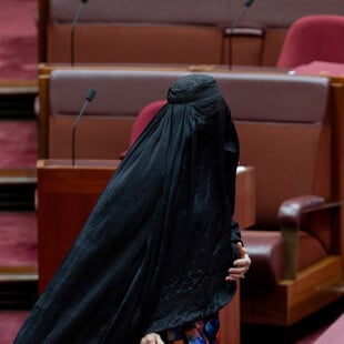 Αυστραλία: Ακροδεξιά γερουσιαστής εμφανίστηκε με μπούρκα ζητώντας την απαγόρευσή της