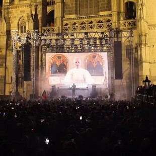 Ο Πάπας Λέων εμφανίστηκε σε rave party και ευλόγησε το κοινό 