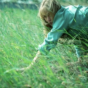 Τζένιφερ Λόρενς, Οικονομίδης και μεταφυσικό ρομάντζο από αύριο στους κινηματογράφους