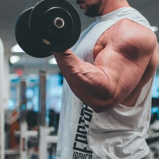 Η αυξημένη μυϊκή μάζα συνδέεται με πιο αργή γήρανση του εγκεφάλου, σύμφωνα με έρευνα 