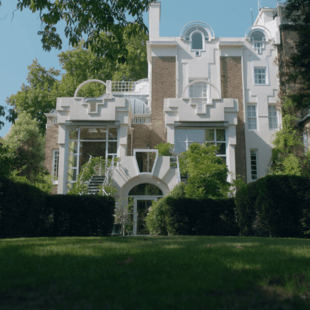 The Cosmic House: Ένα μεταμοντέρνο ορόσημο ανοίγει τις πόρτες του