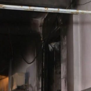 Θεσσαλονίκη: Εμπρηστική επίθεση με γκαζάκια σε είσοδο πολυκατοικίας τα ξημερώματα