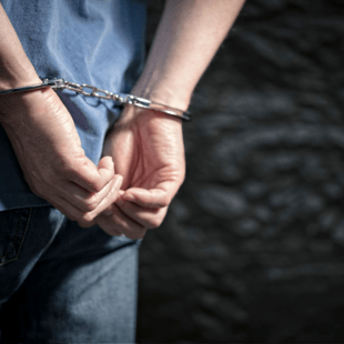 Αθήνα: Συνελήφθησαν 20χρονος και ο 40χρονος σύντροφός του για σεξουαλική κακοποίηση δύο νηπίων