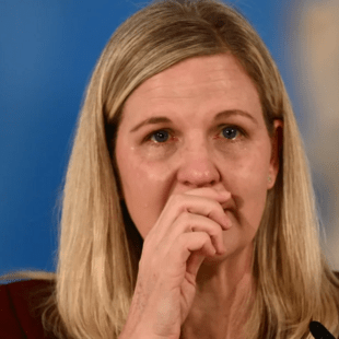 Συγκινητική στιγμή στην Αρχαία Ολυμπία: Λύγισε η πρόεδρος της ΔΟΕ στην αφή της Ολυμπιακής Φλόγας