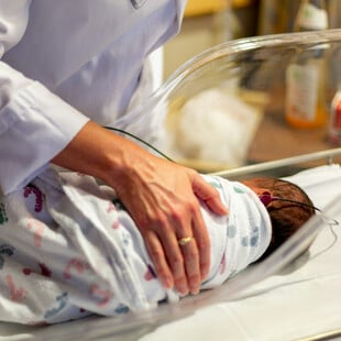 Πρωτοποριακή δοκιμή αξιοποιεί παλιά αντιβιοτικά για να προστατεύσει τα μωρά από τη σήψη