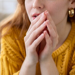 Λόξιγκας: Τι τον προκαλεί, πώς σταματά και πότε πρέπει να πάμε στον γιατρό;