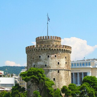 Θεσσαλονίκη: Ξήλωσαν και εξαφάνισαν τη μαρμάρινη πλάκα για τις κακοποιημένες γυναίκες από τη Νέα Παραλία