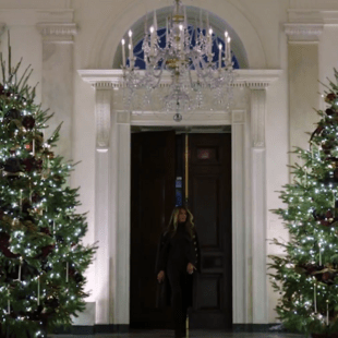 Η Μελάνια Τραμπ αποκάλυψε τον χριστουγεννιάτικο στολισμό του Λευκού Οίκου 
