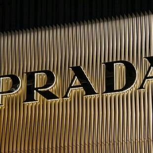 Η Prada αποκτά τη Versace, μια ιστορική στιγμή για τον κόσμο της μόδας