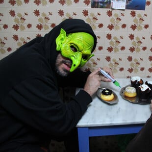 Ο Dim Goblin τα κάνει όλα για την αγάπη