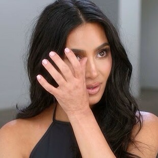 Κιμ Καρντάσιαν: «Ήταν μαχαιριά στην καρδιά» - Ο Κάνιε Γουέστ ισχυρίστηκε πως σκηνοθέτησε τη ληστεία στο Παρίσι 