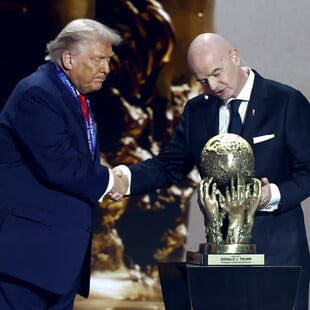 Ο Τραμπ έλαβε το νεοσύστατο Βραβείο Ειρήνης της FIFA