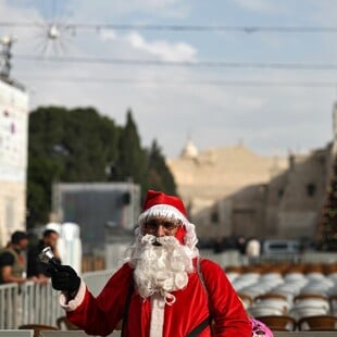 Βηθλεέμ: Άναψε το χριστουγεννιάτικο δέντρο για πρώτη φορά από την έναρξη του πολέμου στη Γάζα