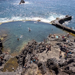 Ισχυρό κύμα σκότωσε τέσσερις λουόμενους σε φυσική πισίνα στην Τενερίφη