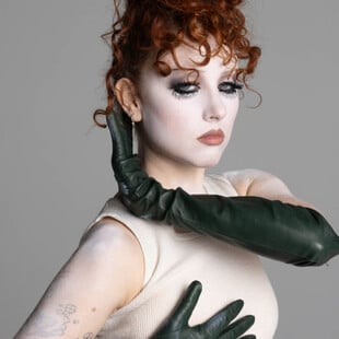 Η Chappell Roan γίνεται το κεντρικό πρόσωπο της MAC και το glam απογειώνεται