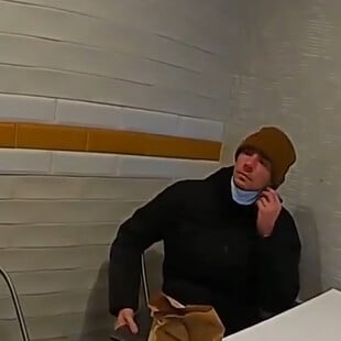 Λουίτζι Μαντζιόνε: Η στιγμή που οι αστυνομικοί τον εντοπίζουν μετά τη δολοφονία του CEO της UnitedHealthcare