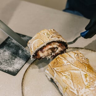 Χριστουγεννιάτικος κορμός, μια γλυκιά ιστορία που συνεχίζεται στα καλύτερα ζαχαροπλαστεία της πόλης