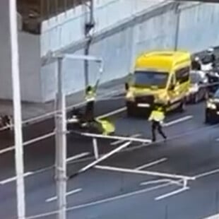 Σοβαρό ατύχημα στην Αττική Οδό - Οδηγός μοτοσικλέτας παρέσυρε τροχονόμο