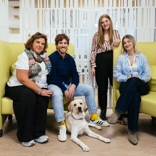 Μια ημέρα με την Έθελ στην MSD: Πώς ένας σκύλος-οδηγός αλλάζει την ζωή στο γραφείο