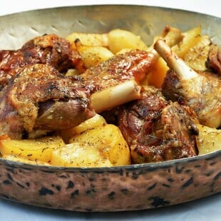 «Mε αρνί στον φούρνο καθημερινή, ξεχνιέμαι, νομίζω πως είναι Κυριακή» 