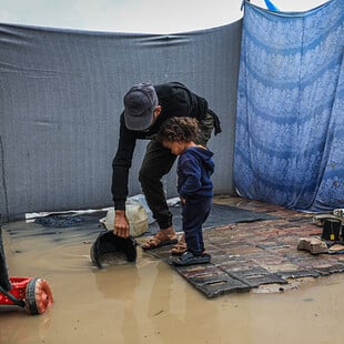 Πλημμύρες και απόγνωση στη Γάζα - Οι κάτοικοι περιμένουν το επόμενο βήμα του ειρηνευτικού σχεδίου